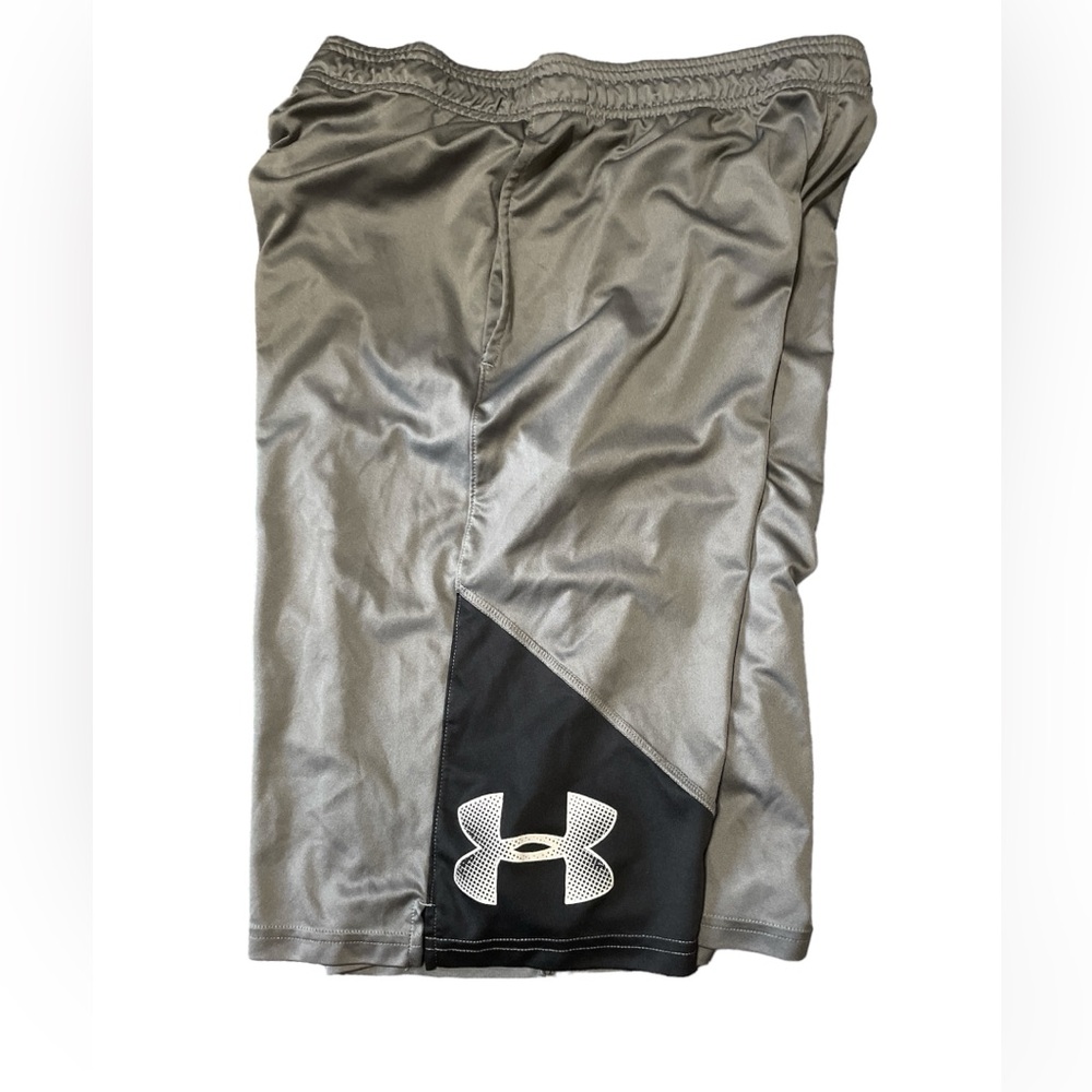 Youth XL shorts. Under armour. Pockets. Drawstring. Smoke free home.